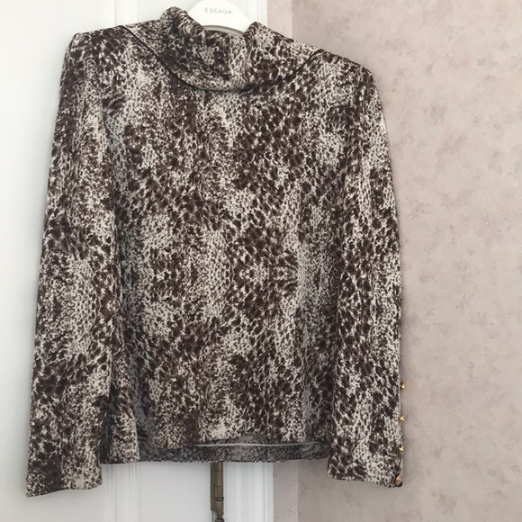 Skirt and sweater only worn once euc no flaws etc - Picture 2 of 6